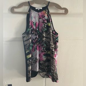 Parker top. Size xs. Easy and flattering. Opens in the back. In great condition!